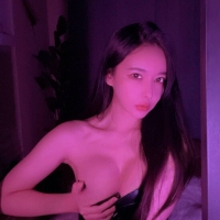娇羞动人，楚楚可怜的样子真 是让人欲罢不